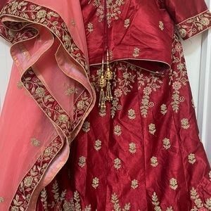 Beautiful Lehenga only used once like new ..can be sized up or down I’m a size 8